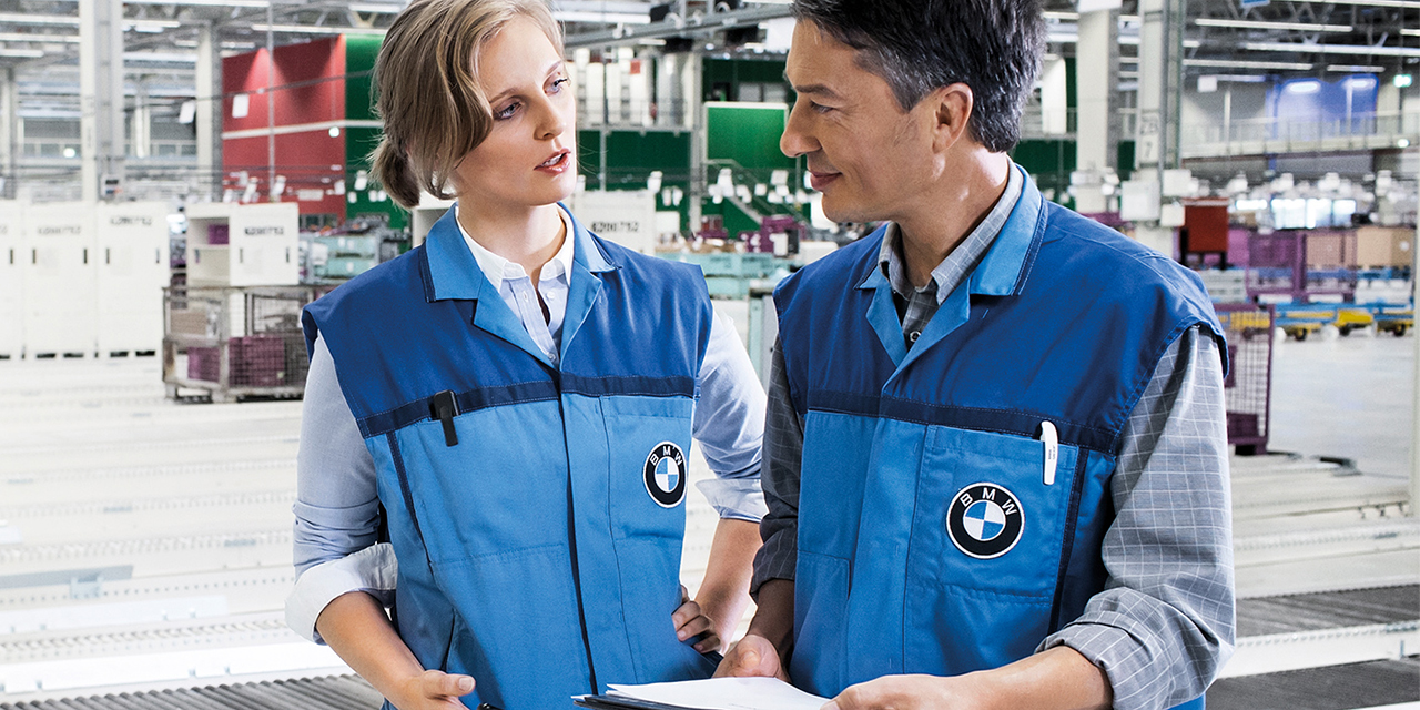 This picture shows two employees in the BMW logistics department.