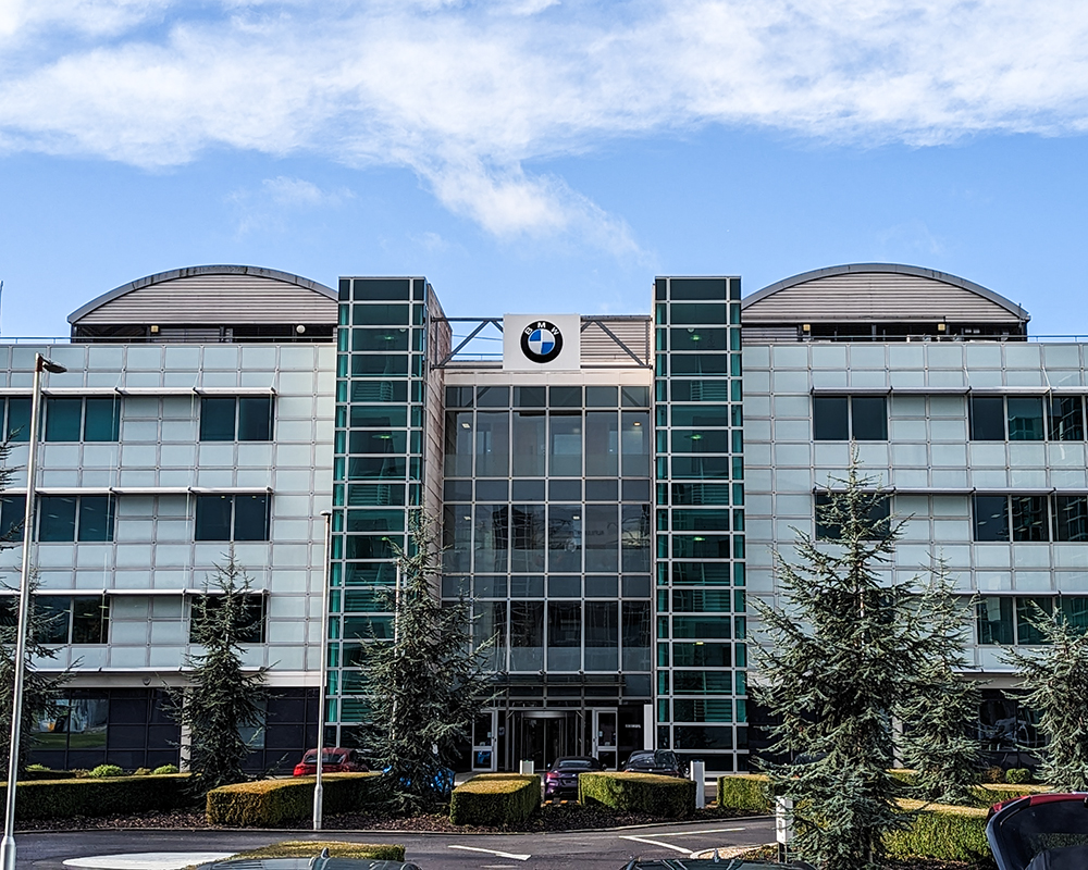 Teaser showing the BMW Logo in front of a building