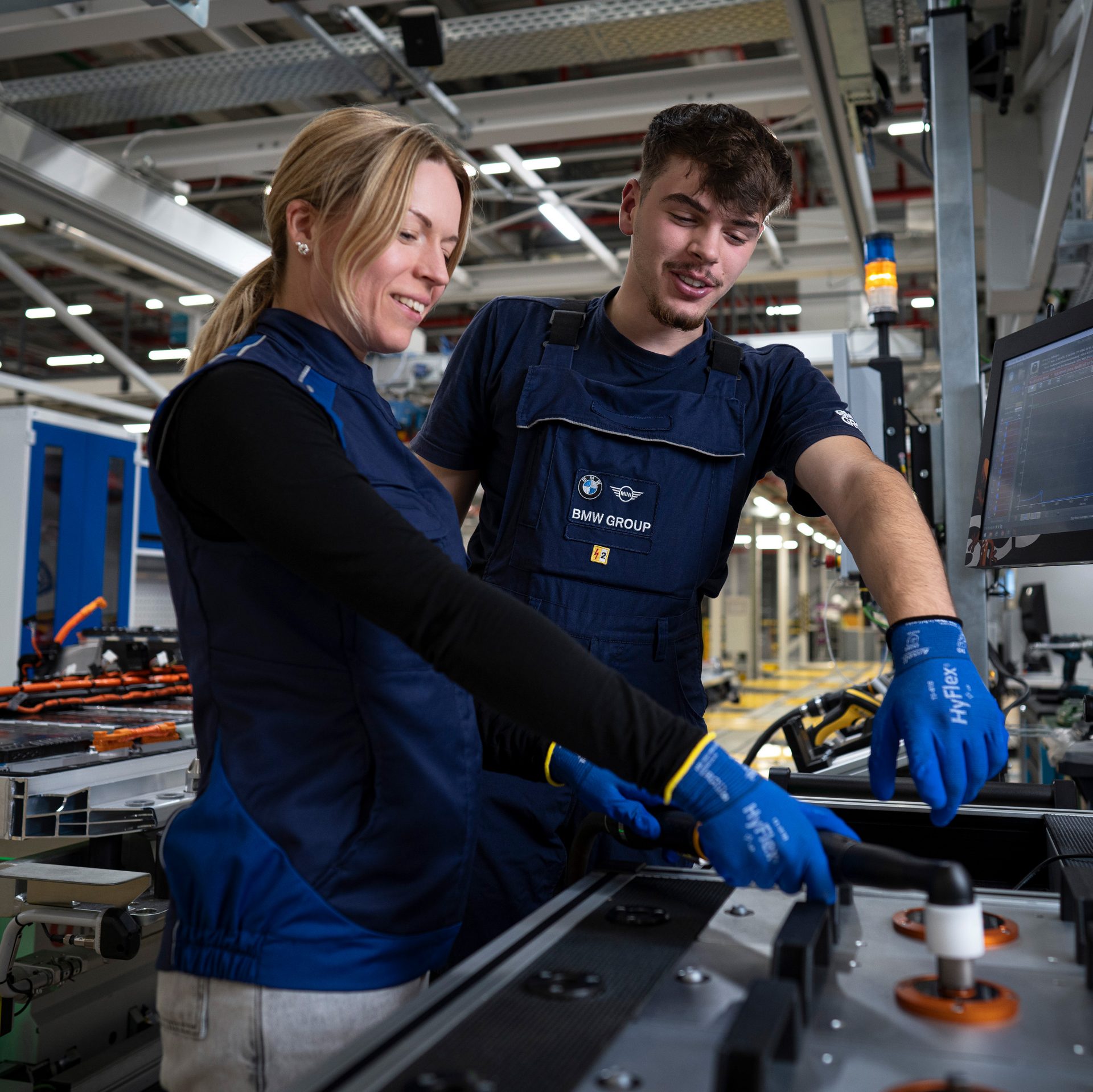 Two BMW Group technical apprentices at work.