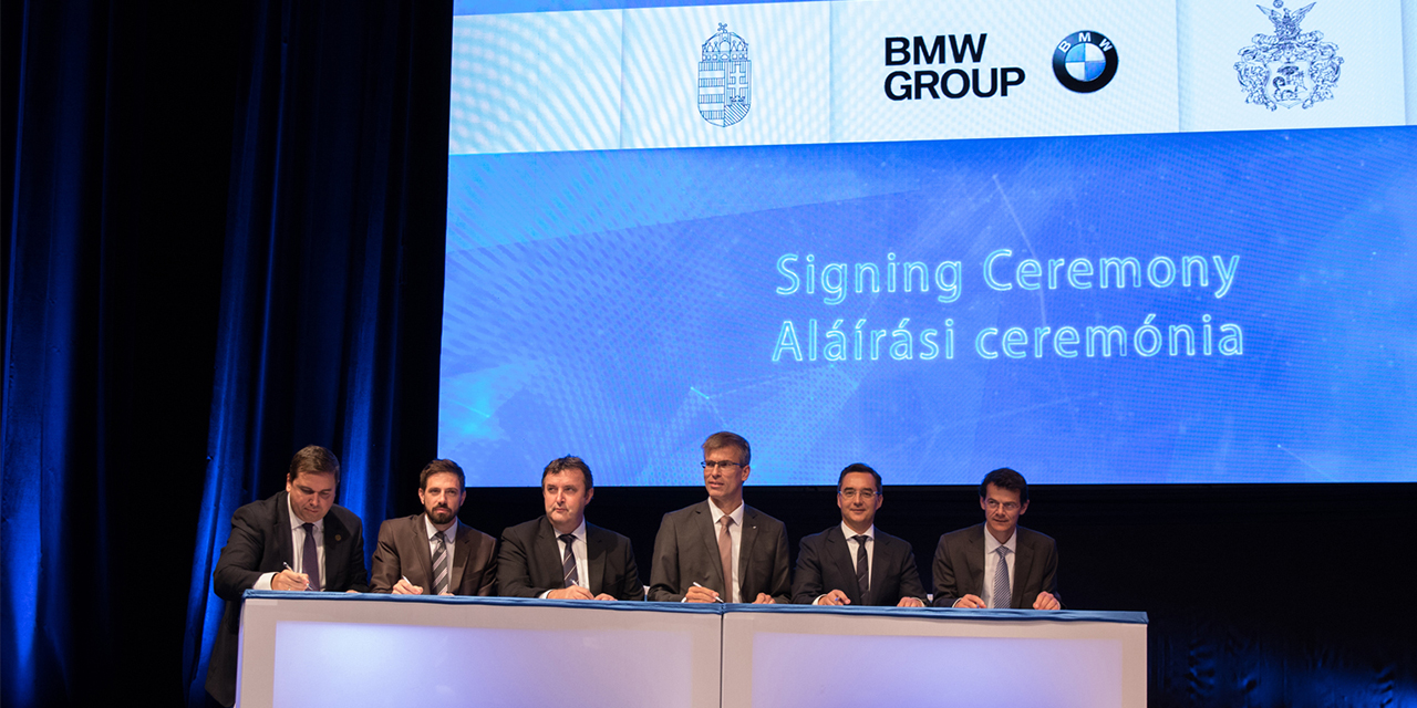 This picture shows the conference of the contract signing.