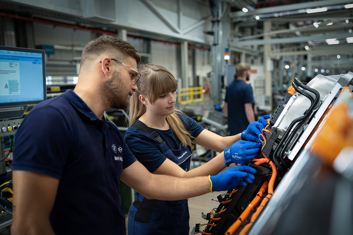 Two apprentices working on an energy module at the Debrecen plant