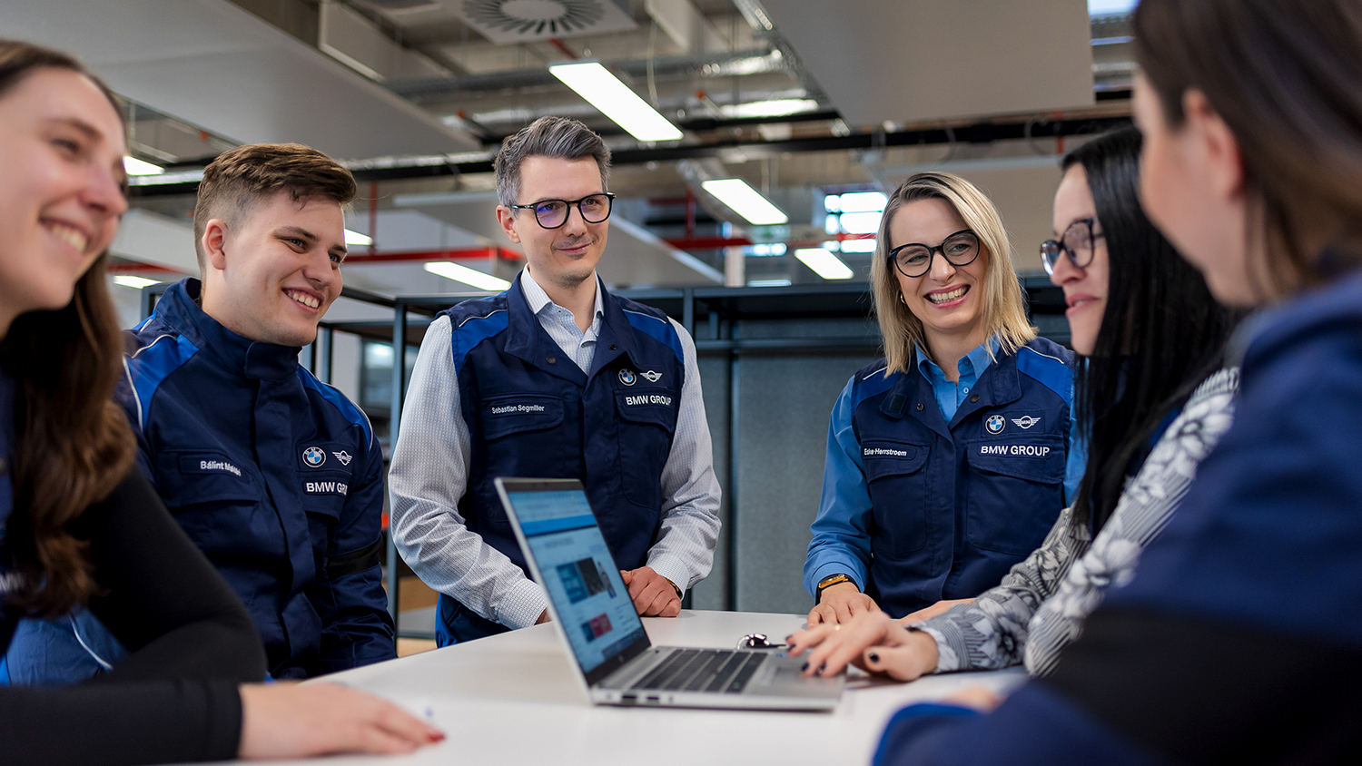 A group of colleagues are having a chat in an engineering environment.
