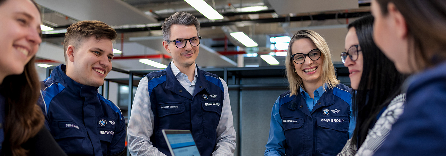 BMW Group kollégák az irodában ötletelnek