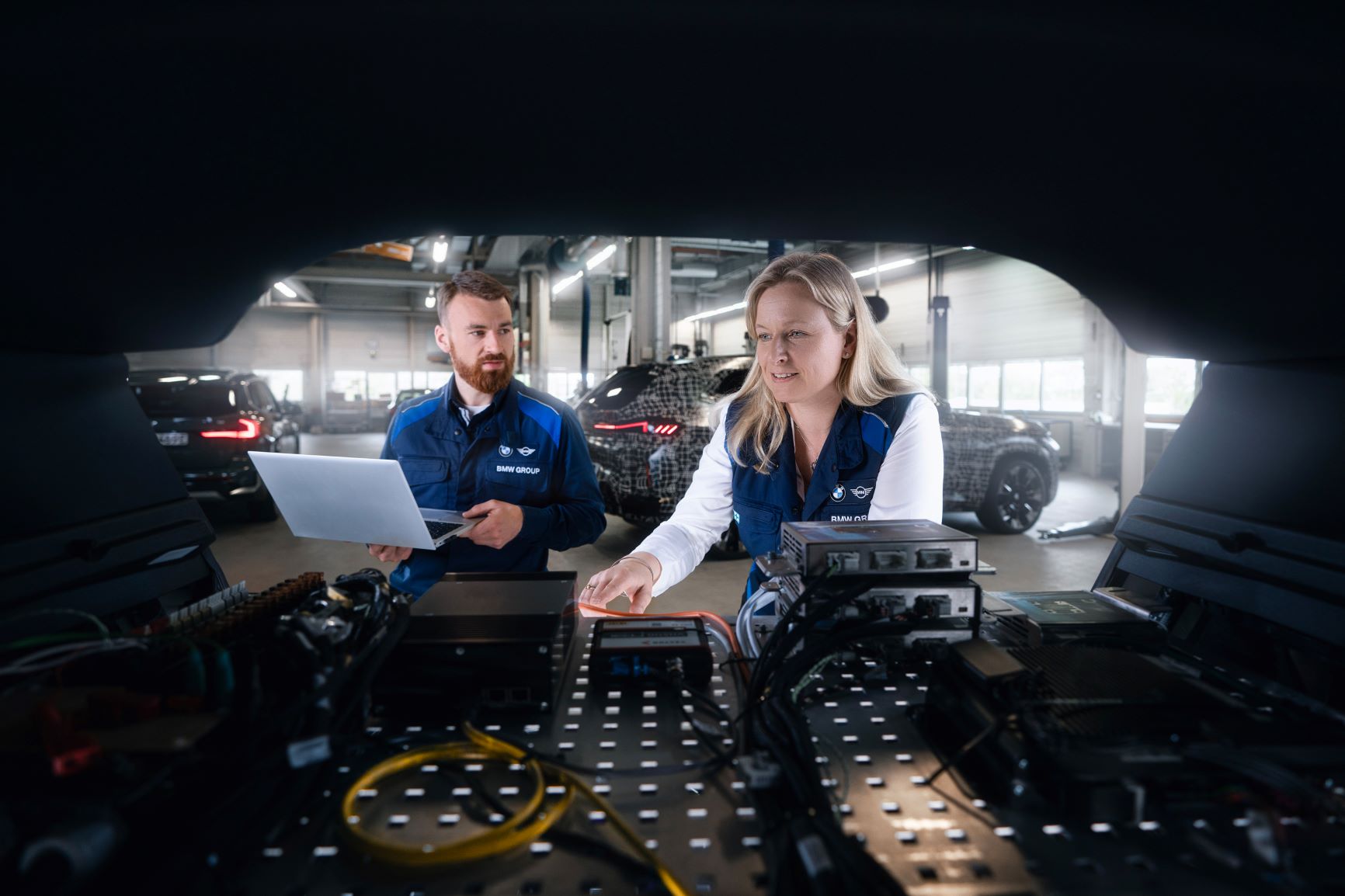 Két BMW Group mérnök az autó hátuljában tesztelnek