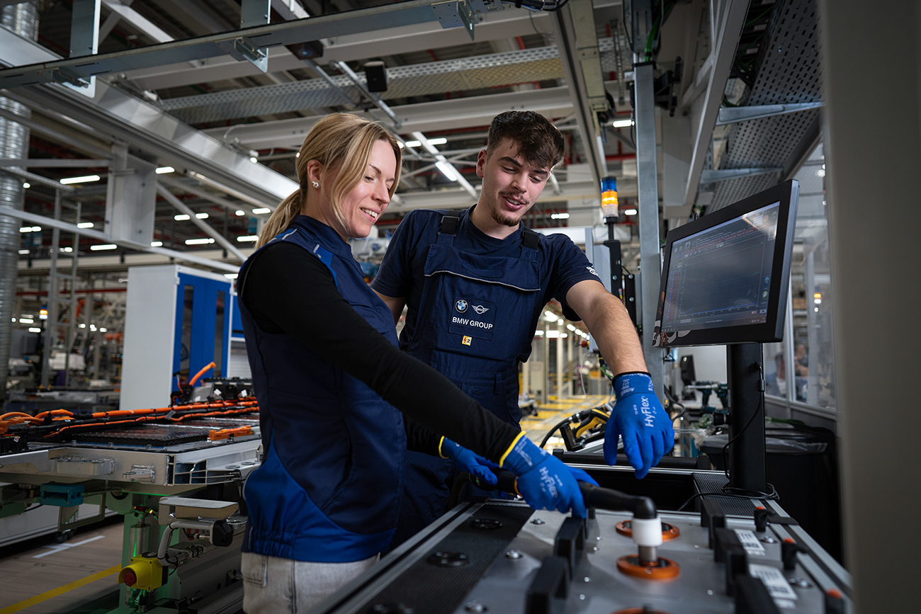 Two BMW Group assembly employees having fun at work