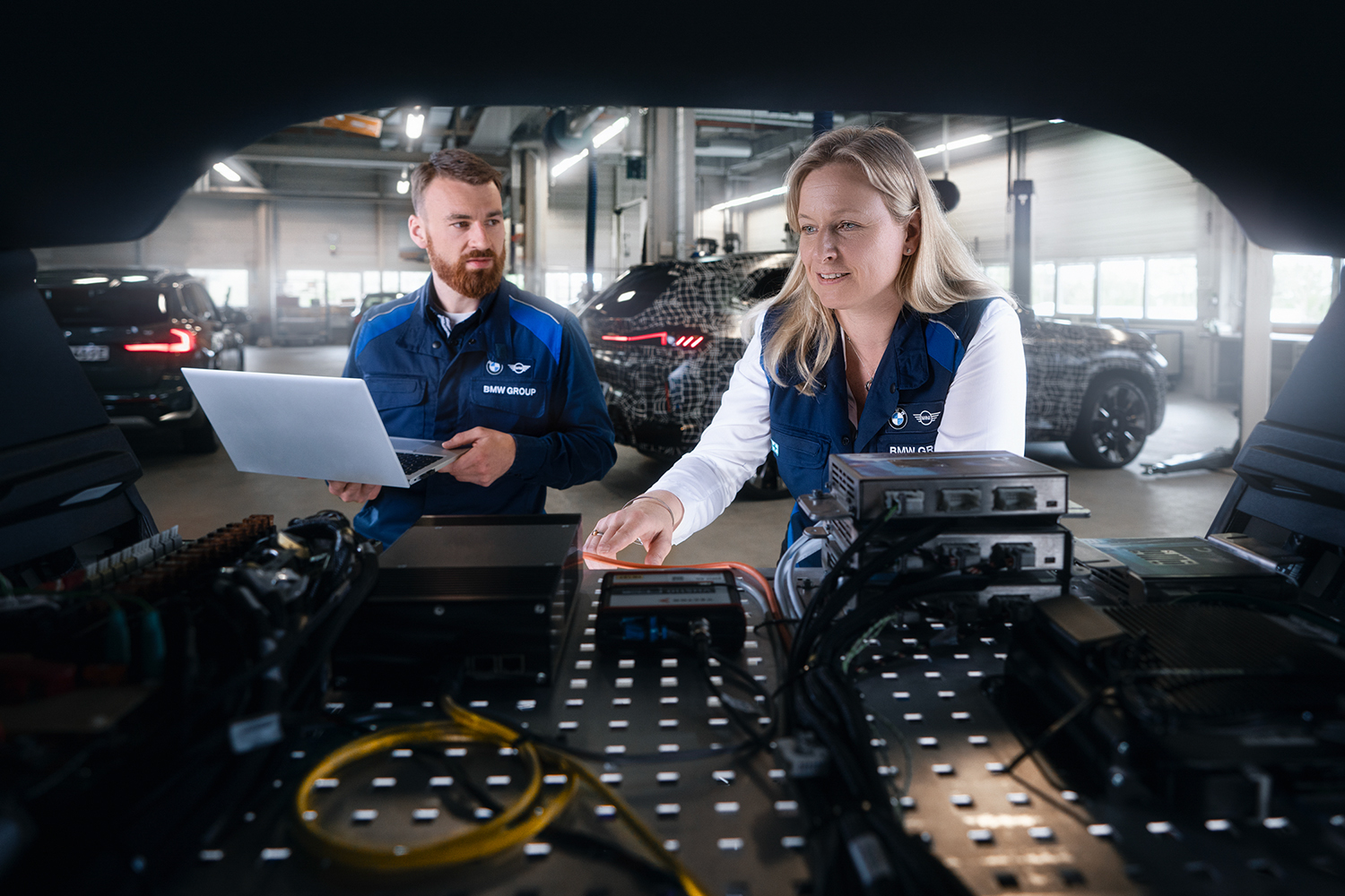 Két BMW Group mérnök az autó hátuljában tesztelnek