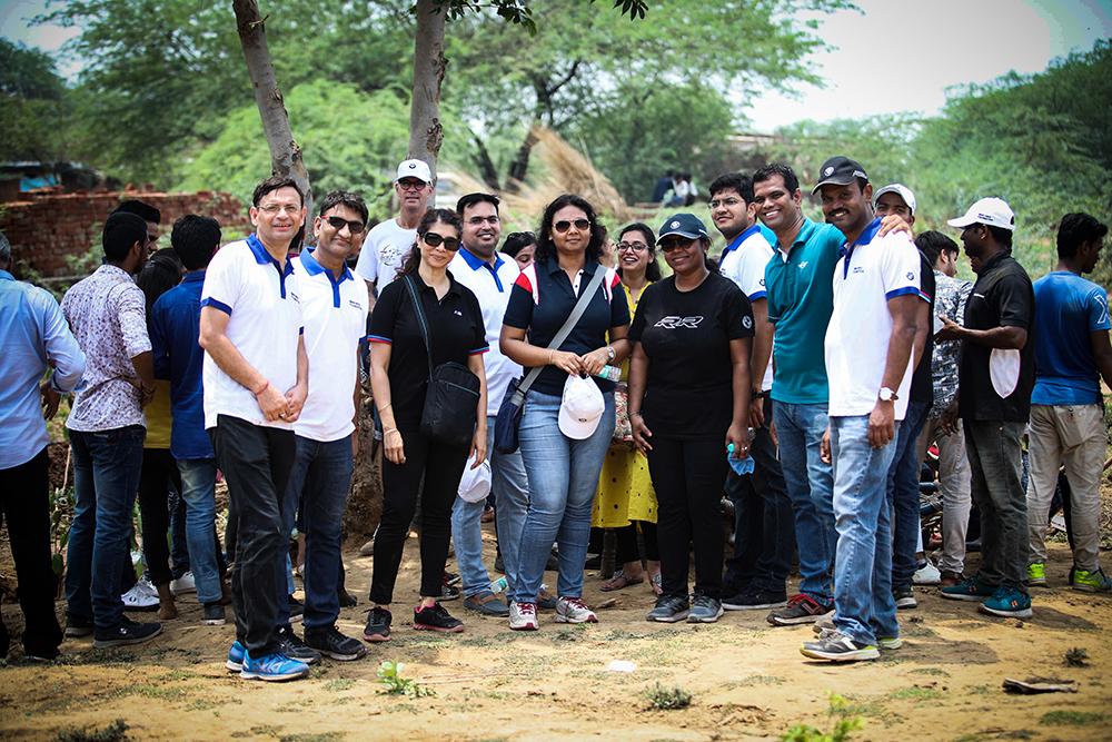 The picture represents a group of BMW Group employees volunteering in a social project.
