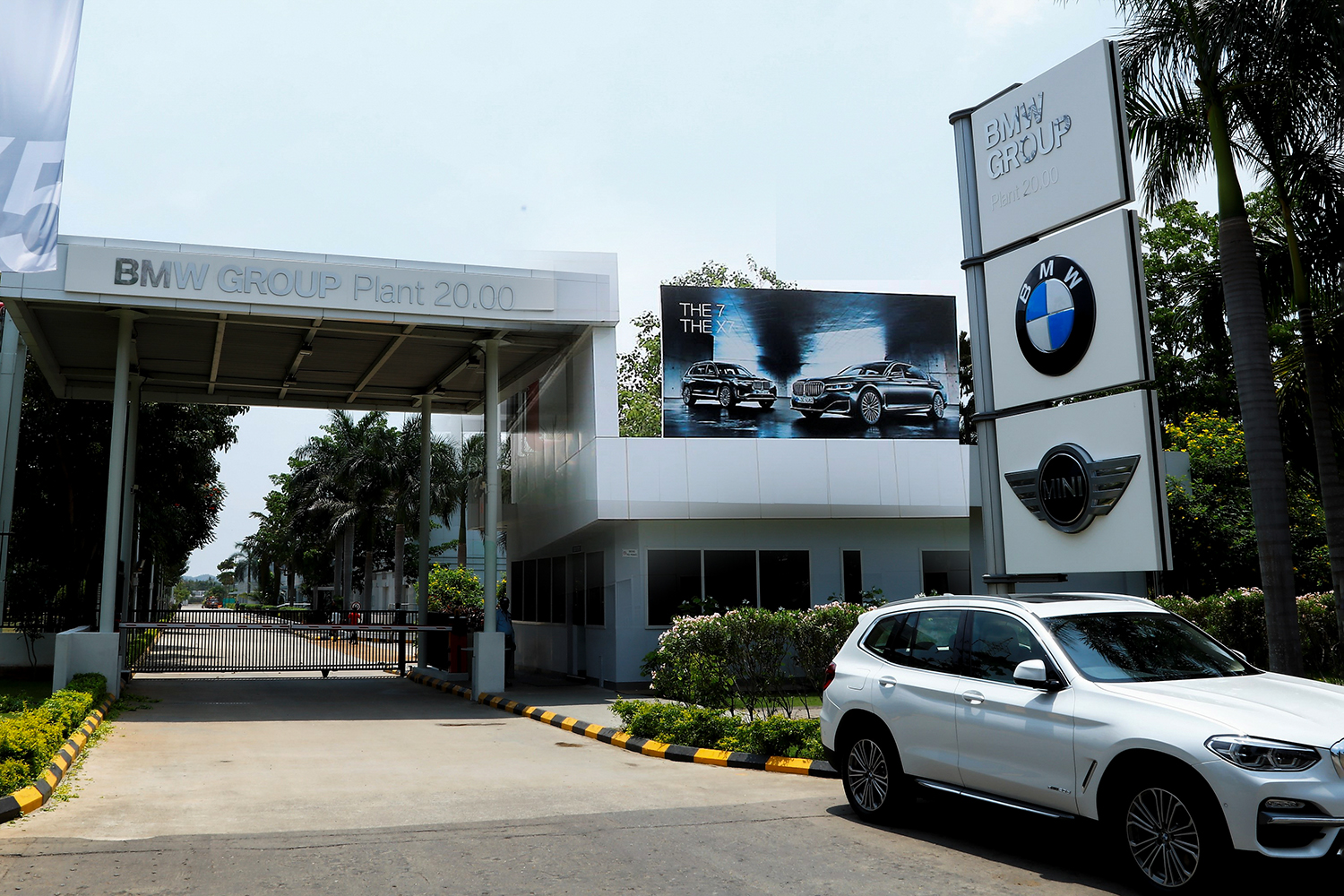 The picture shows the welcome Desk at the BMW Group offices.