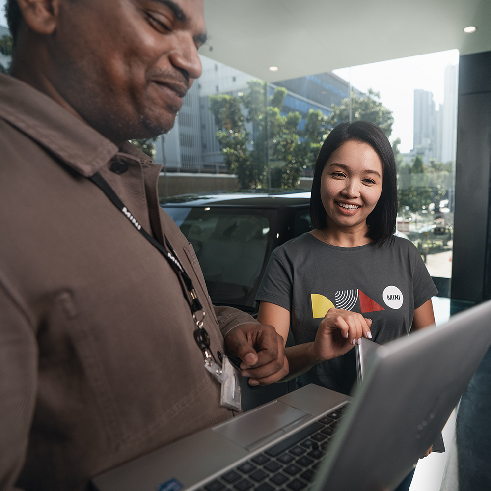 A purchasing employee analysing a a project with a colleague.