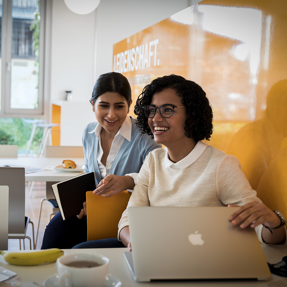The picture shows two BMW employees having a meeting.