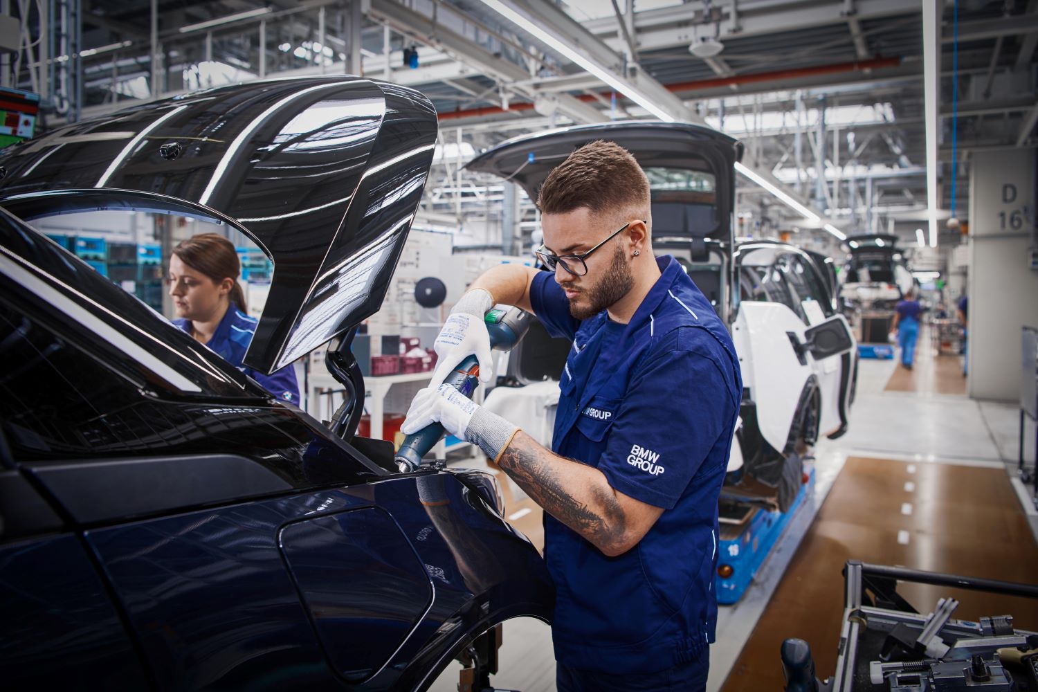 The picture shows a concentrated worker in the BMW production.