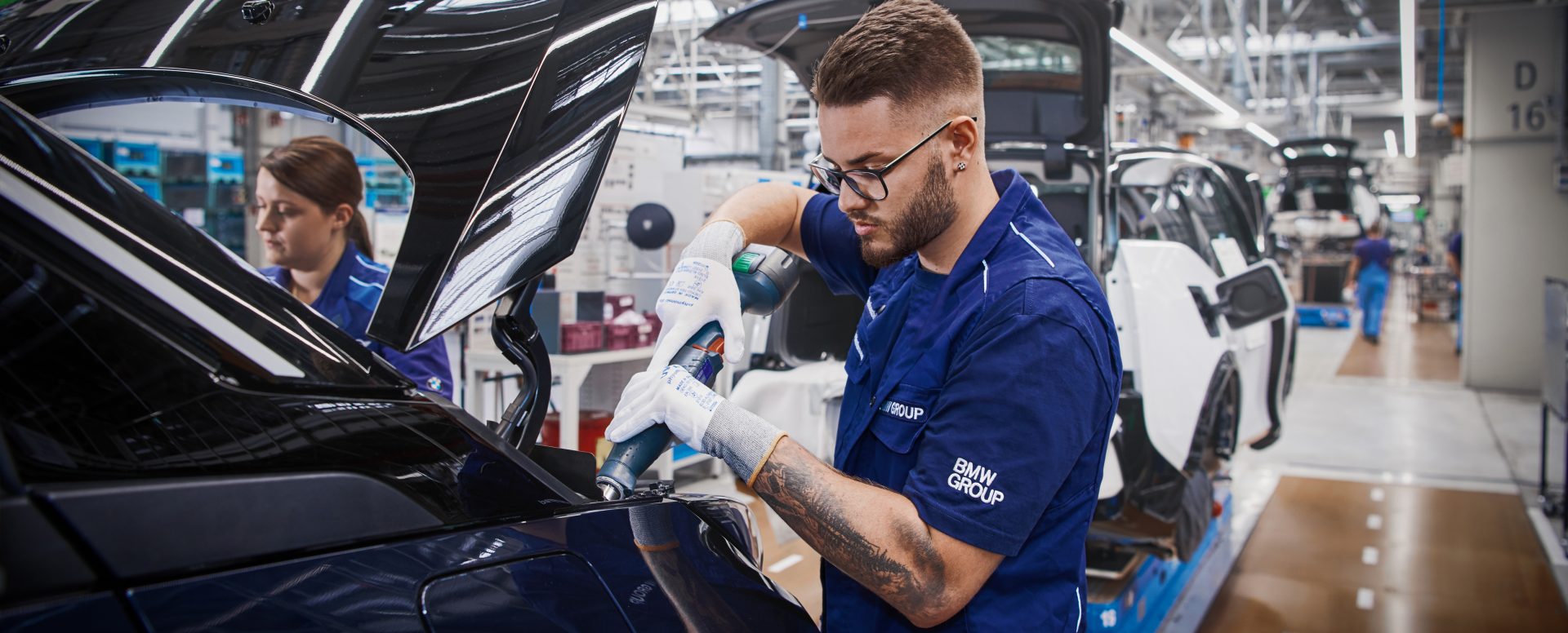 The picture shows a concentrated worker in the BMW production.