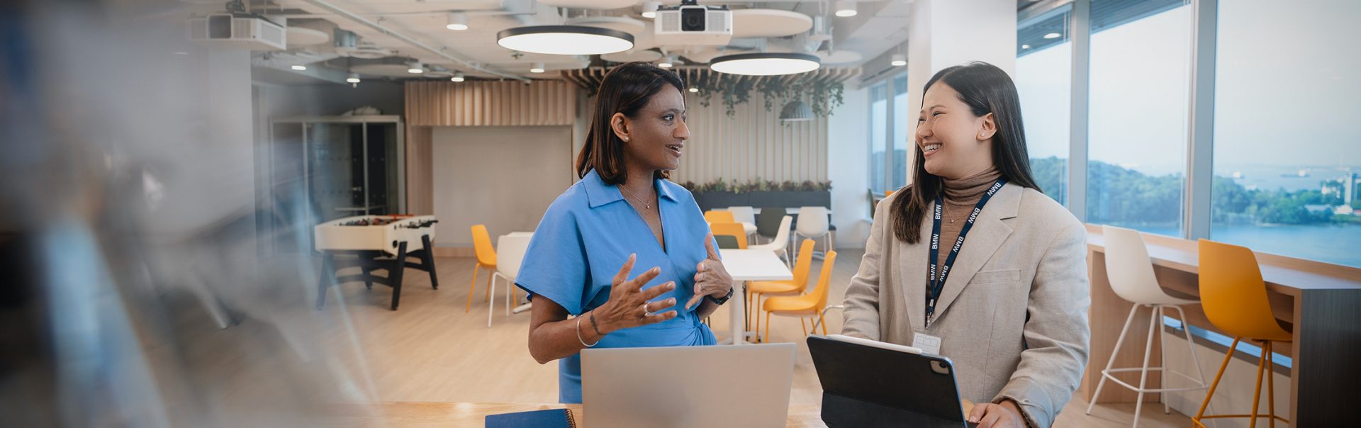 Two BMW employees are having a chat in the office.