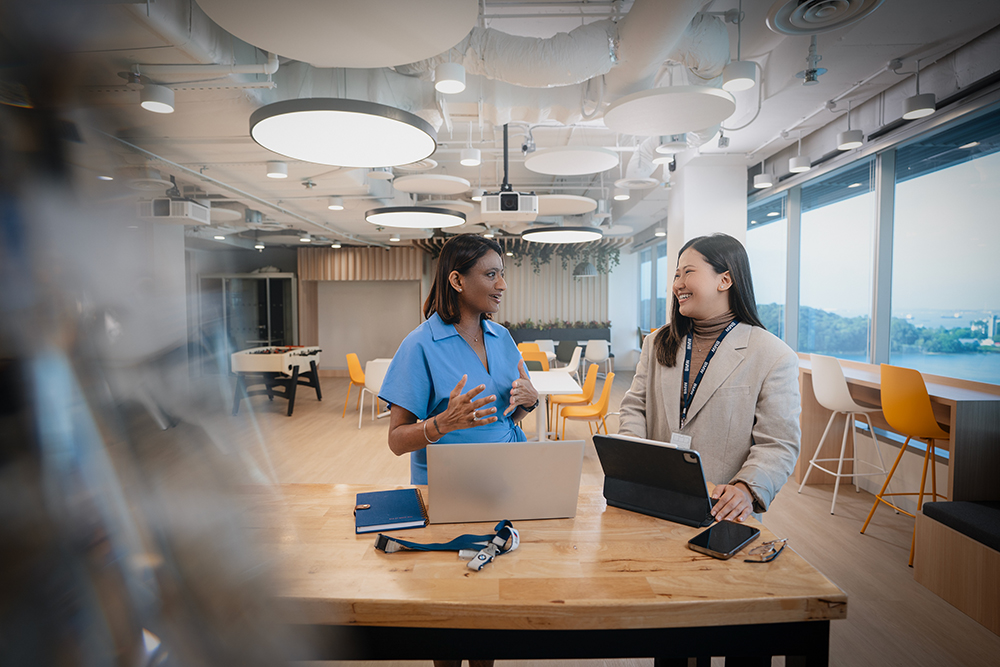 Two BMW employees are having a chat in the office.