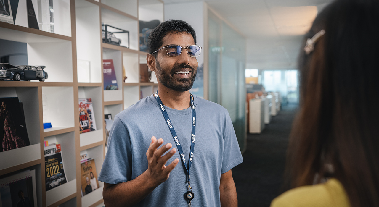 This picture shows a BMW employee having a chat.