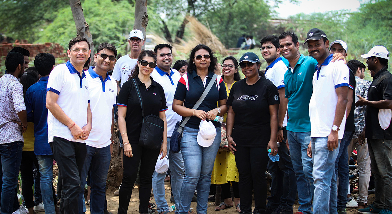 The picture represents a group of BMW Group employees volunteering in a social project.