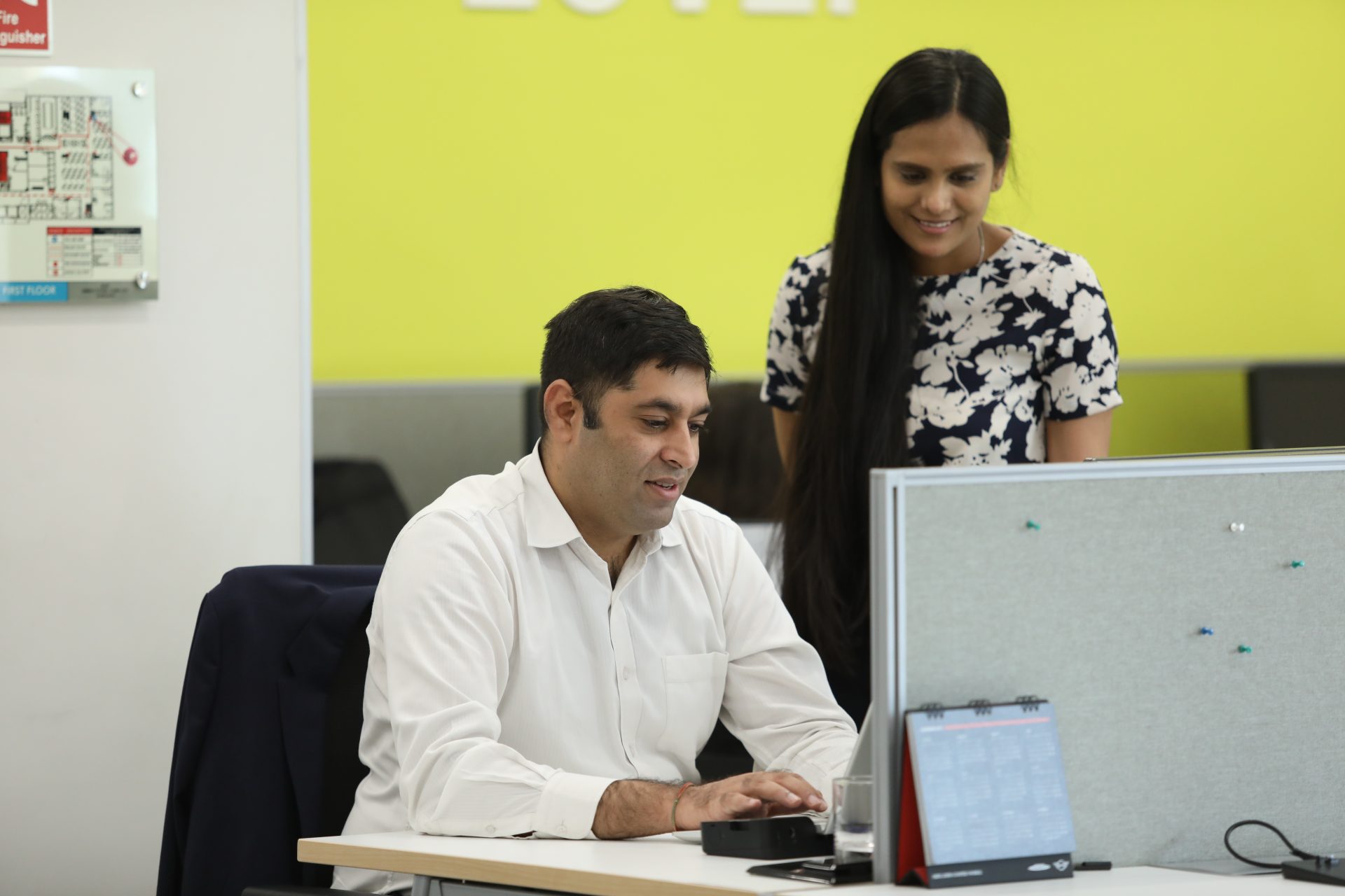 Two BMW Group employees in a meeting.