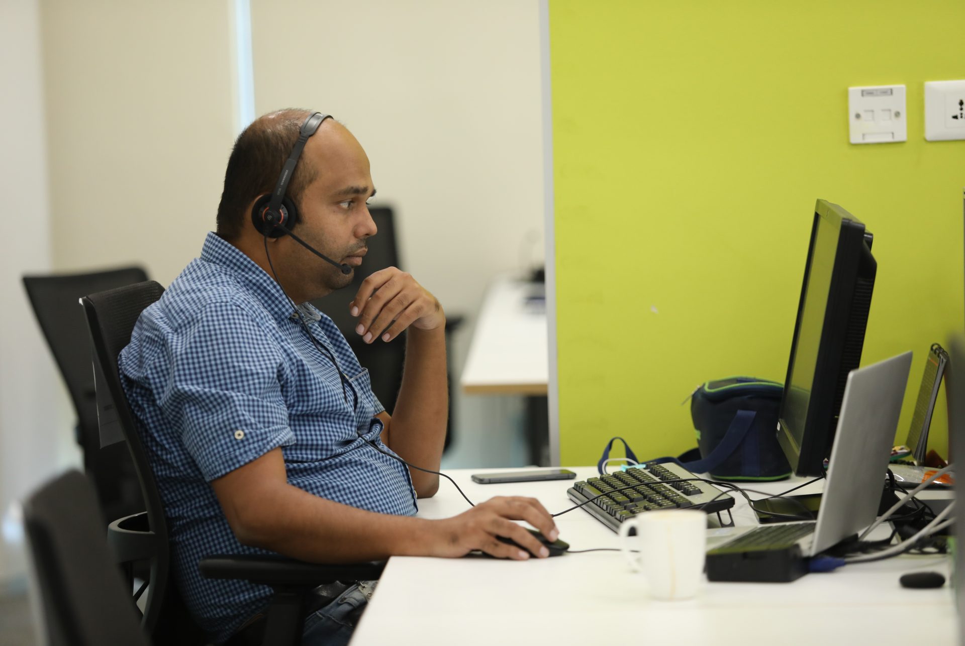 The picture shows a BMW Group employee in an online meeting.