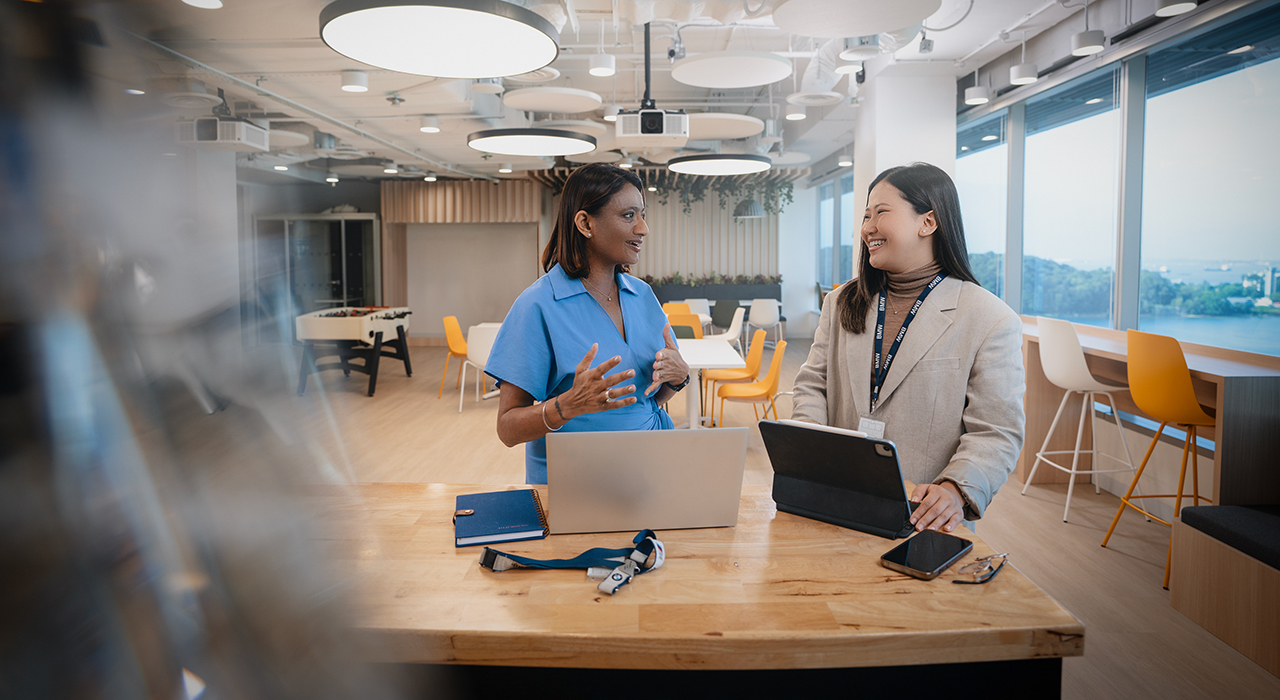 Two BMW Group employees in a meeting.