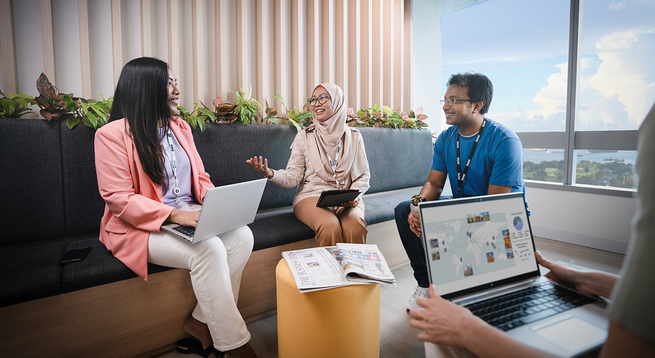 Three BMW employees are having a chat in the office.