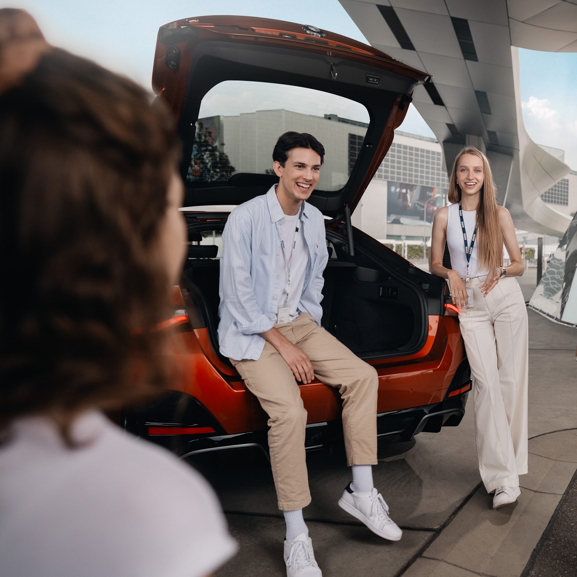 The image shows a meeting situation between BMW Group colleagues.