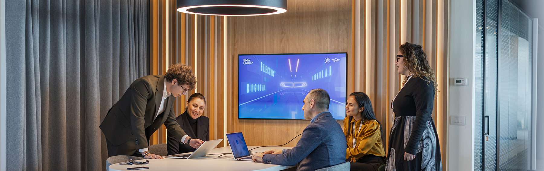 A group of colleagues are having a meeting