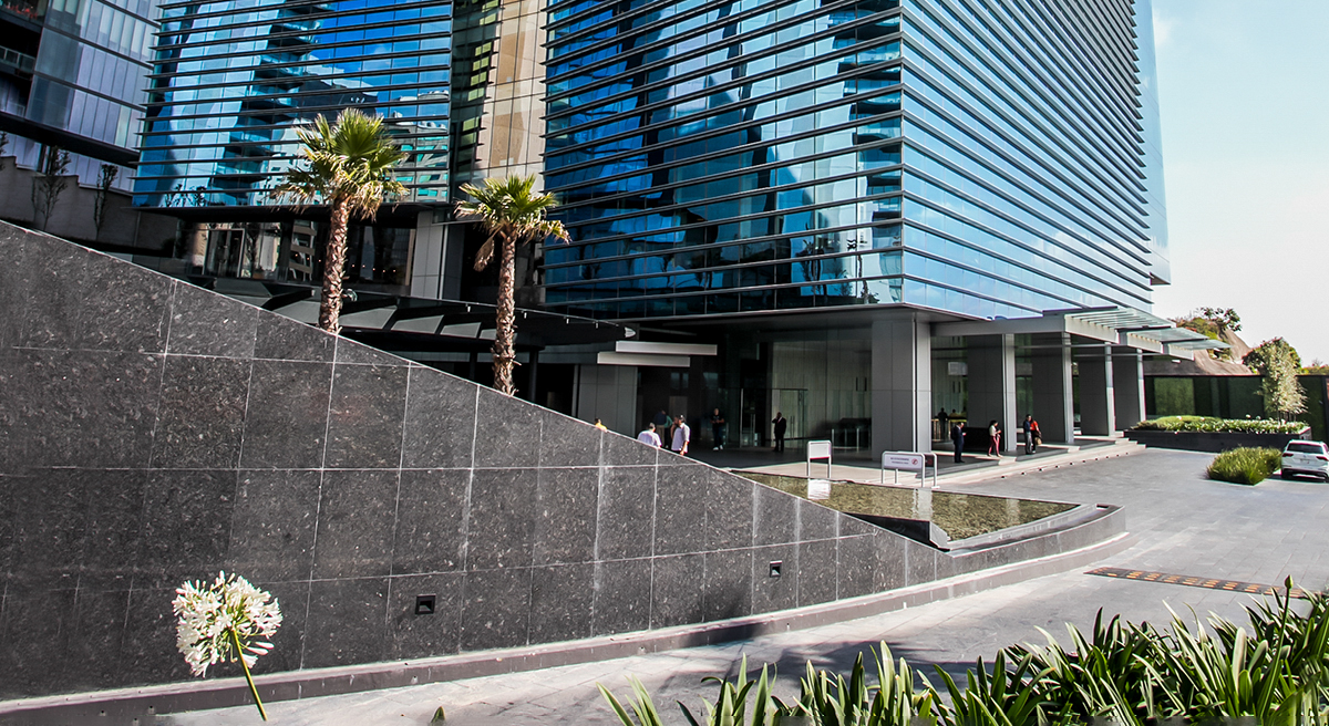 Das Bild zeigt eine Auszubildende am Laptop.