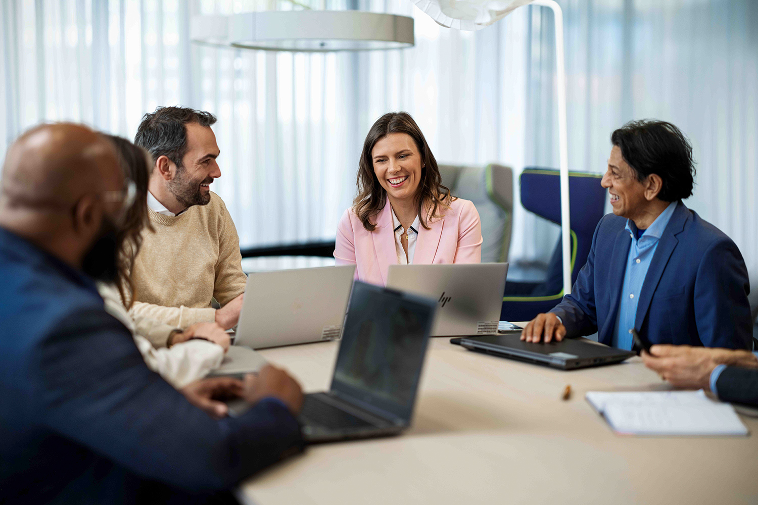 The image shows the working culture at the BMW Group in the Netherlands.