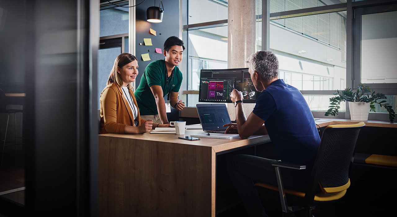 Three BMW employees are having a chat in the office.