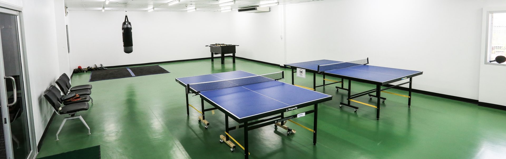 The picture shows a fitness room with table tennis and a boxing area.