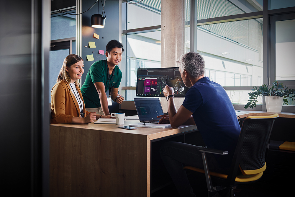 Three BMW employees are having a chat in the office.