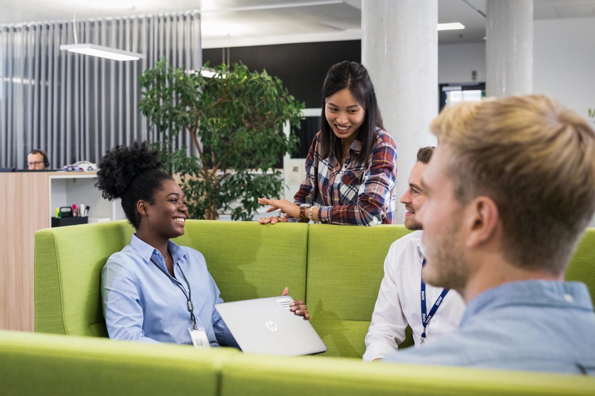 The image shows a meeting situation between BMW Group colleagues.