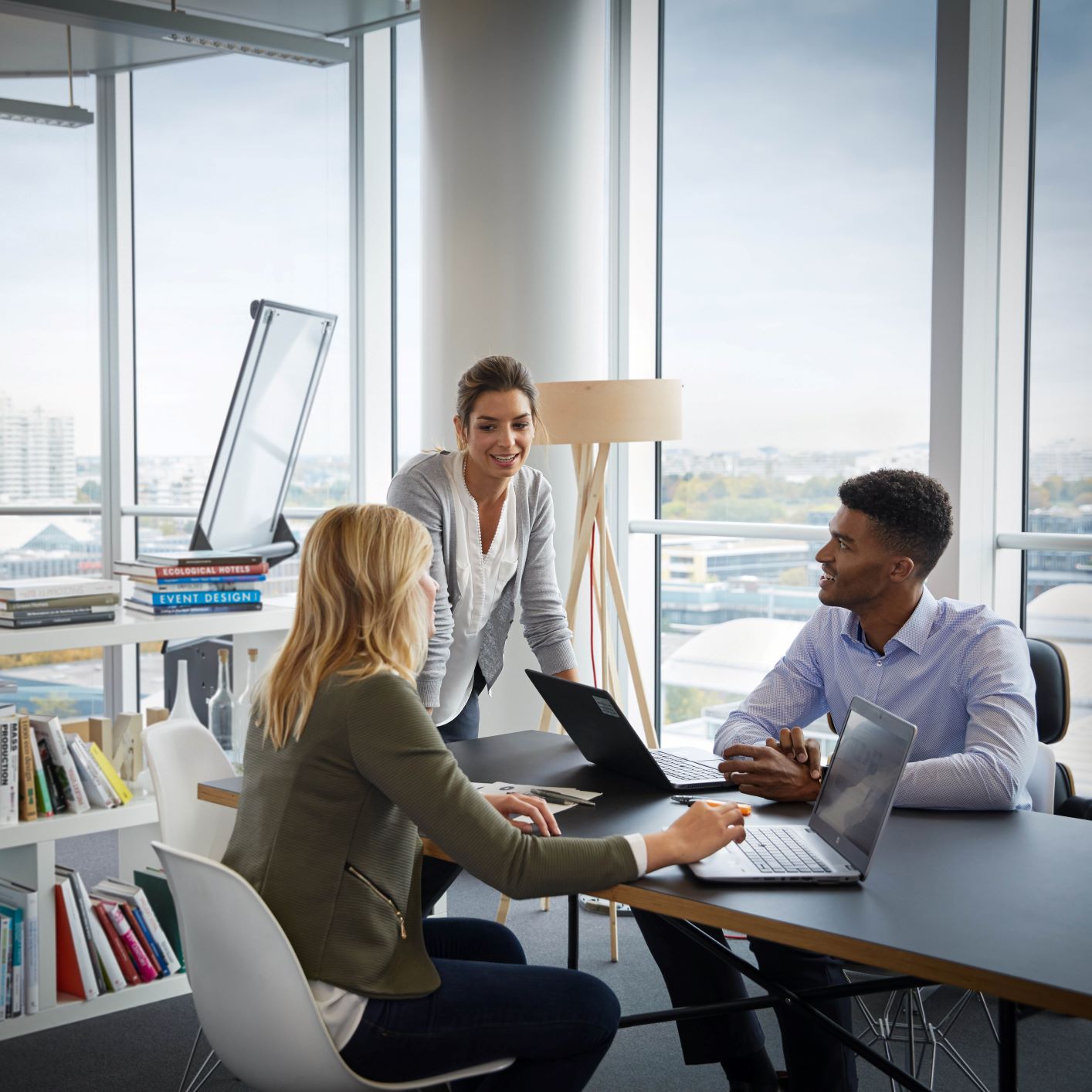 The picture shows a meeting of BMW design employees.