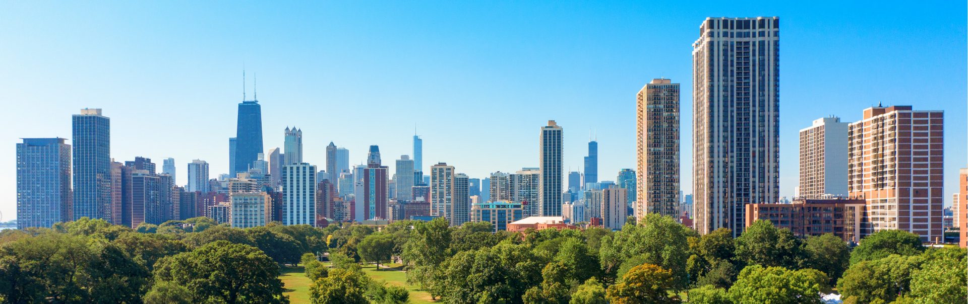 Aerial view of Lincoln Park neighbourhood with Chicago skyline