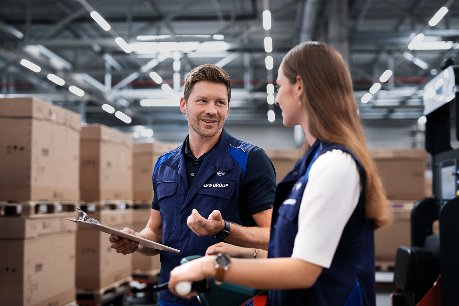 Two logistics employees in the warehouse check the inventory.
