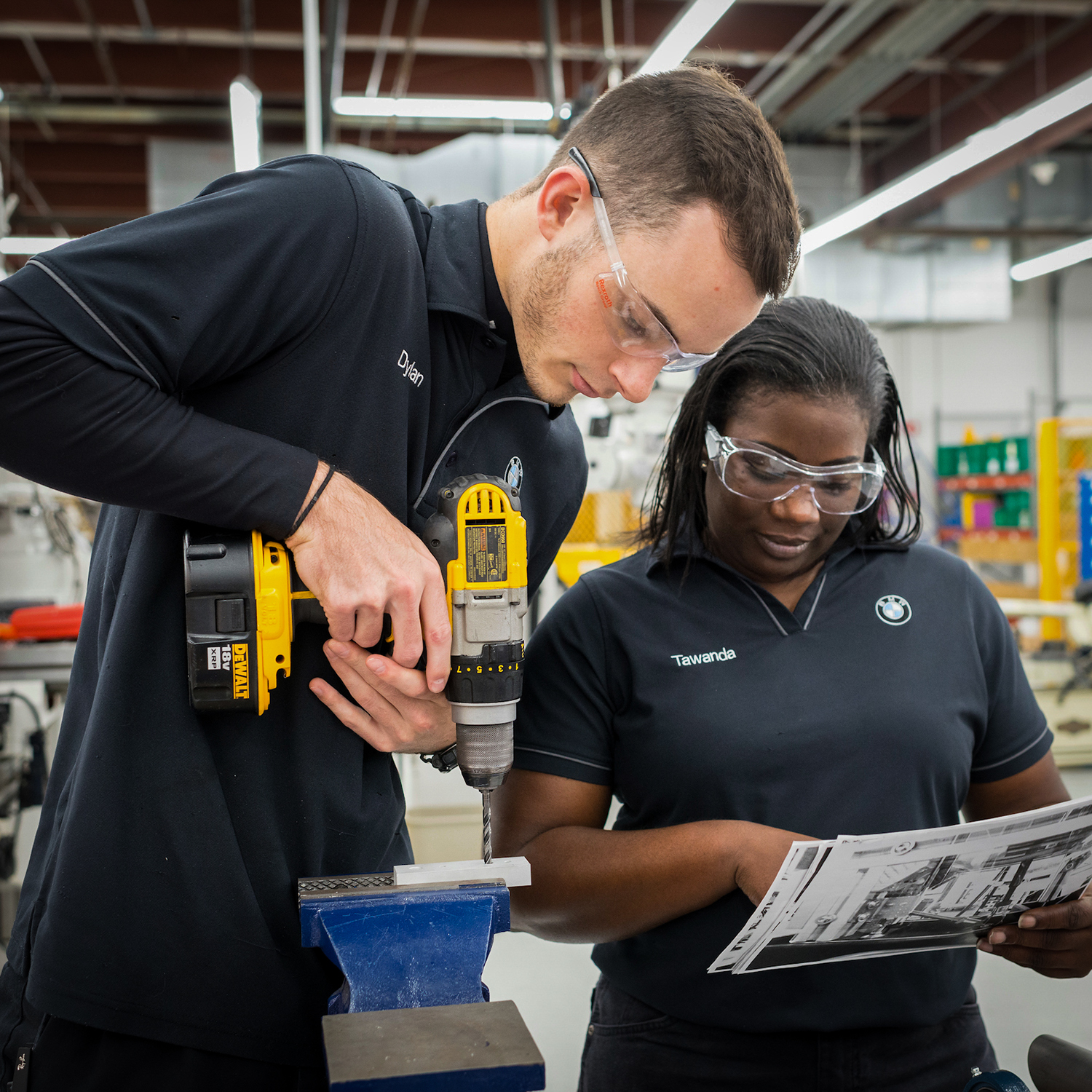 This picture shows a BMW Rising Scholar program participant and a trainer.