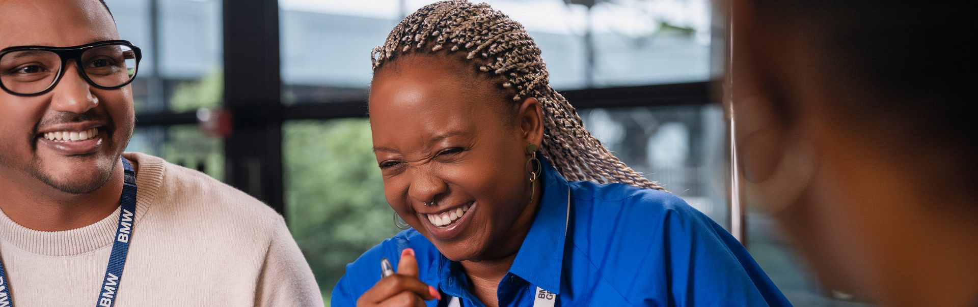 Two colleagues are having a chat in the office.