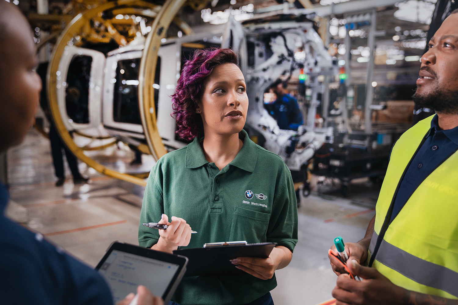 Two employees in the BMW Group Plant Rosslyn.