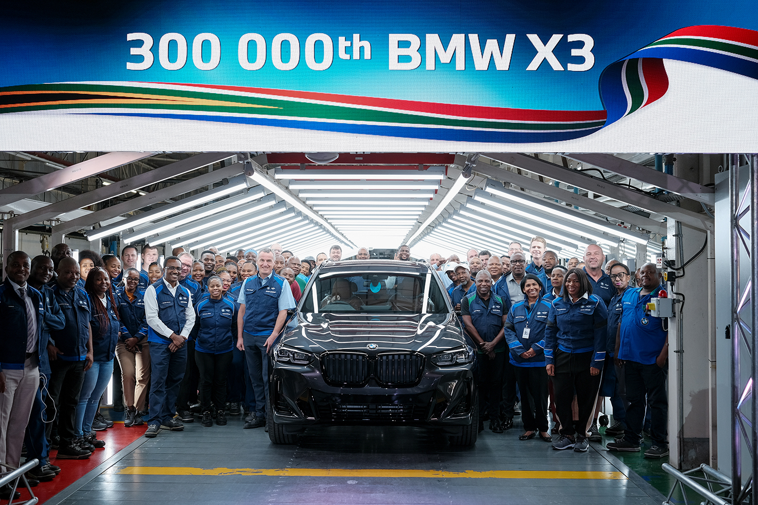 Employees of the BMW Group plant Rosslyn have gathered behind the 300,000th BMW X3.